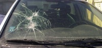 Камень из-под колеса повредил стекло другой машины: что грозит «виновнику»