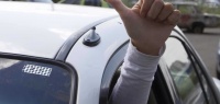Встречный водитель скрещивает над рулём руки – о чём вас предупреждает?